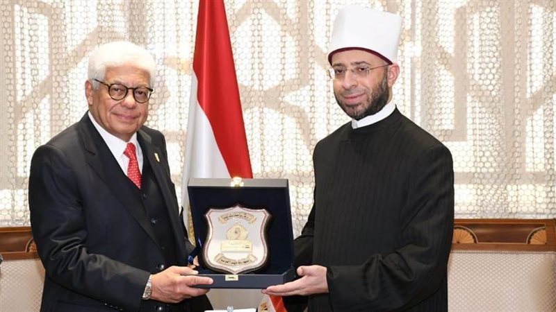 وزير الاوقاف مع الضيف