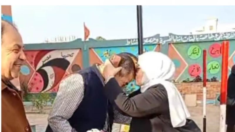 وكيلة المدرسة تقبل