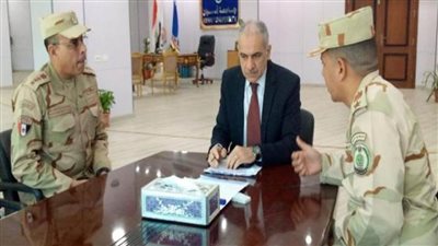 رئيس جامعة أسوان يستقبل مدير منطقة تجنيد قنا لتسليم شهادات الإعفاء من التجنيد لطلاب الجامعة من ذوي الهمم