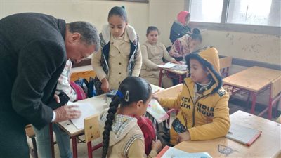 وكيل تعليم البحيرة يتفقد العملية التعليمية والانضباط الإداري بمدرسة أنور المفتي للتعليم الأساسي 