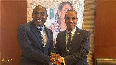 وزير الخارجية يلتقي مع نظيره القمري
