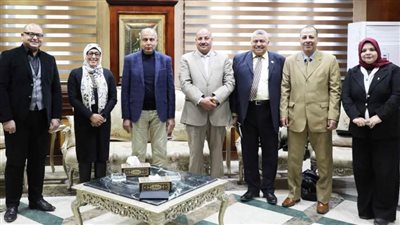محافظ المنيا يبحث خطة دعم أنشطة التعليم والصحة والشباب مع هيئة إنقاذ الطفولة