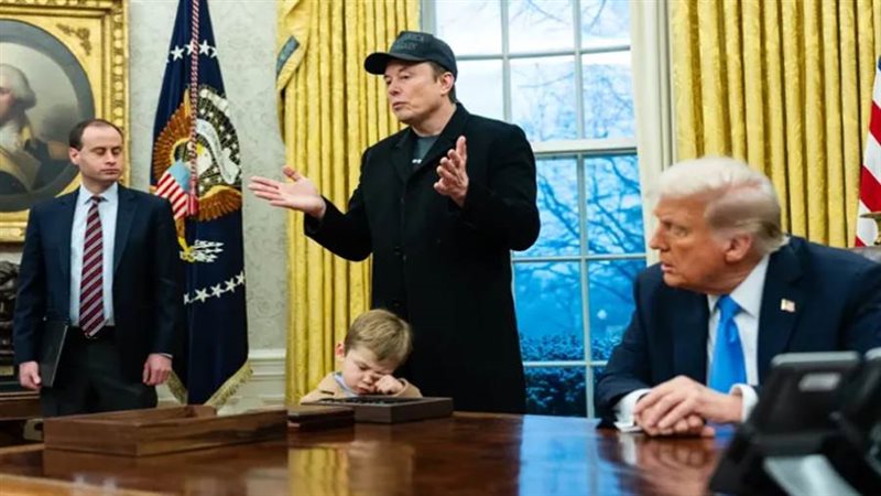 إيلون موسك مع الرئيس