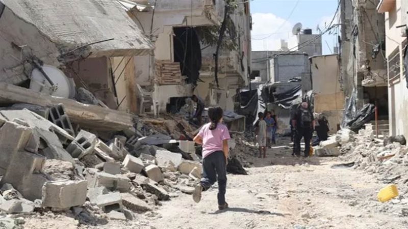 أنقاض المباني المتضررة