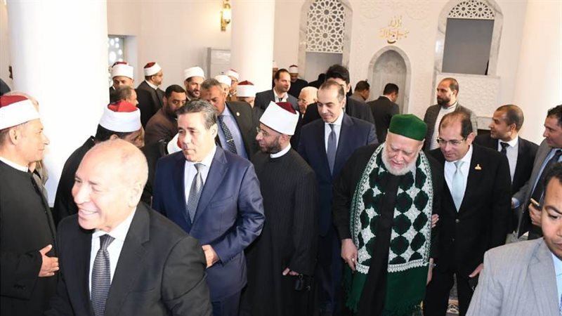 الوزير ومرافقيه خلال