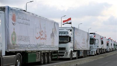 74 شاحنة مساعدات تدخل إلى الفلسطينيين بقطاع غزة