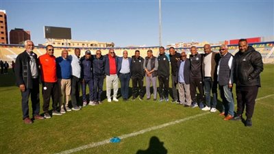 قدامى لاعبي نادي أسوان يساندون فريق كرة القدم قبل مواجهة الترسانة في المحترفين