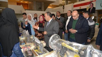 محافظ أسيوط يوزع 25 ماكينة خياطة وفرنا منزليا بمشتملاتها للسيدات المعيلات والأولى بالرعاية