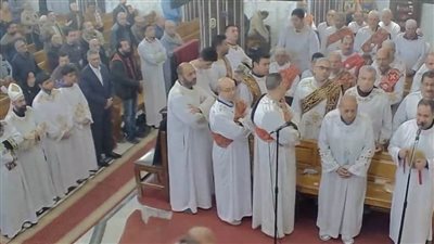 الأنبا بافلي يترأس قداس أربعين والد القس مينا نبيل.. تزامن مع عيد دخول المسيح الهيكل 