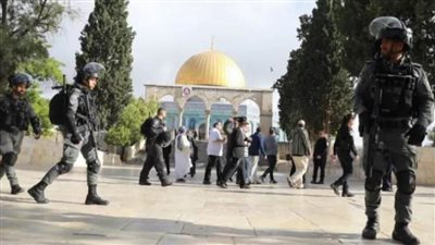   مستوطنون يقتحمون المسجد الأقصى وسط حماية من الشرطة الإسرائيلية