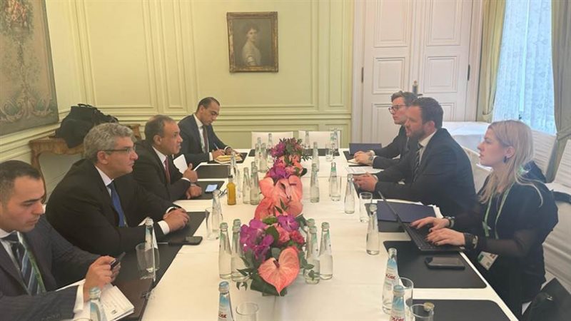 وزير الخارجية يجتمع