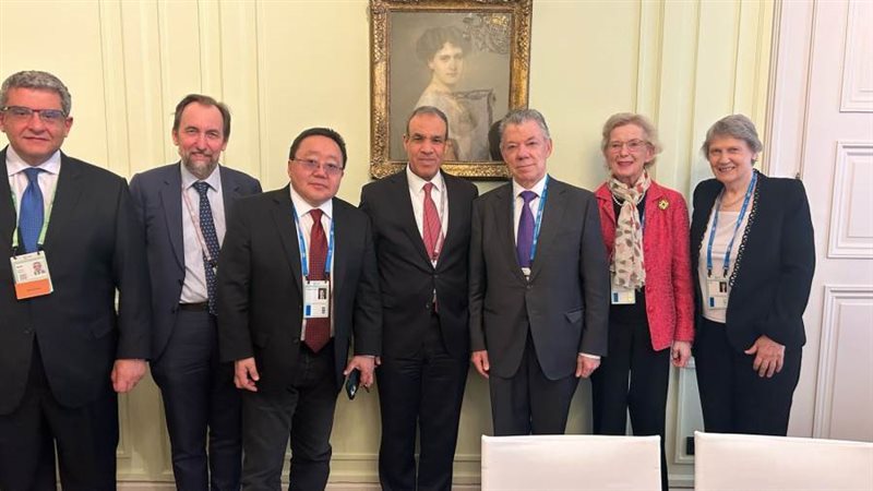 وزير الخارجية يلتقي