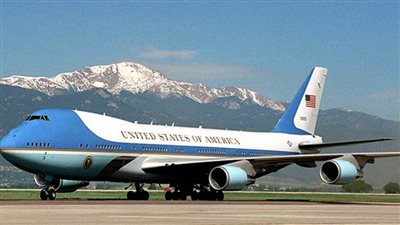 ترامب يزور طائرة بوينج لتسليط الضوء على تكاليف تأخير تحديث 