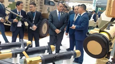  وزير الإنتاج الحربى يتفقد الجناحين الإماراتي والسعودي بمعرض 