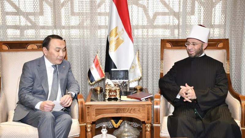 وزير الاوقاف مع سفير