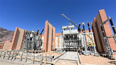 وزير الإسكان يتفقد محطة محولات الكهرباء وطريق المطار بمدينة سانت كاترين