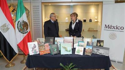 سفيرة المكسيك بالقاهرة تهدي مكتبة الإسكندرية مجموعة من الأعمال الببليوجرافية
