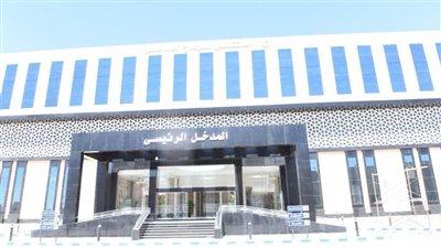 رئيس جامعة سوهاج يطمئن علي الحالة الصحية لطالبة سقطت من الطابق الثالث بالمدينة الجامعية 