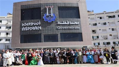 محافظ أسوان يكرم ممثلي وفود فرق الفنون الشعبية الأجنبية والمصرية المشاركة في مهرجان الثقافة والفنون