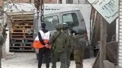 الاحتلال يقتحم مخيم الفوار ويحتجز أحد متطوعي الهلال الأحمر