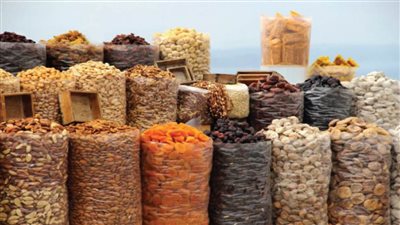 الفيوم 450 جنيهًا لـ«اللوز المقشر» و50 جنيهًا لـ«لفة الخروب»