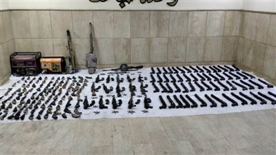 خبراء المفرقعات يفككون عبوات بدائية كانت مزروعة بمحيط أسوار المبنى محل اختبائهم من الداخل للحيلولة دون اقتحامه