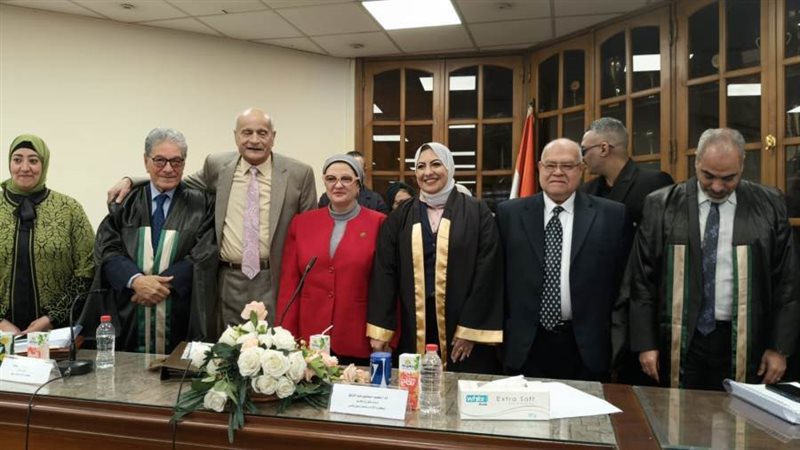 الباحثة مع لجنة التحكيم