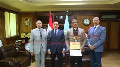 محافظ كفر الشيخ يكرم قنعان ندا لحصوله على المركز الأول في بطولة العالم للقوة