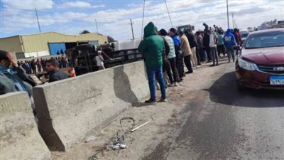 انقلاب سيارة مواد بترولية بطريق بلبيس _ العاشر دون وقوع إصابات 