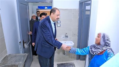 محافظ سوهاج يسلم 20 منزلا بعد إعادة تأهيلها بنجع عرب مهدي بأخميم 