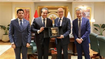  وزير الصحة يجتمع مع وزير الشباب والرياضة ورئيس الاتحاد الدولى للرياضات الجامعية