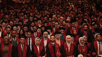 رئيس جامعة المنيا يشهد حفل تخرج الدفعة 35 بكلية الطب ويدعوهم إلى حسن معاملة المرضى