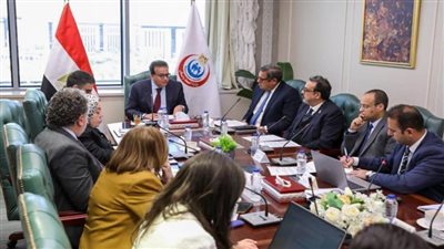 وزير الصحة يناقش الاستراتيجية الوطنية لنفاذ المستحضرات والمستلزمات الطبية للأسواق العالمية