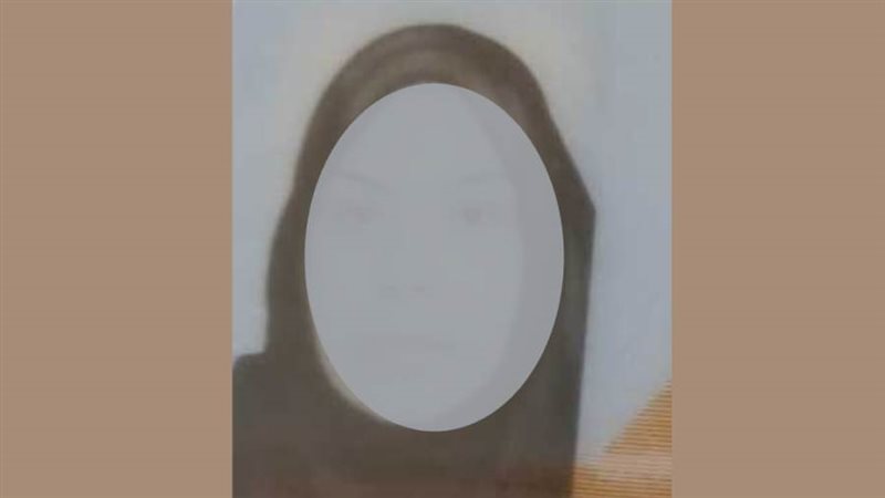 سيدة تلقي بنفسها