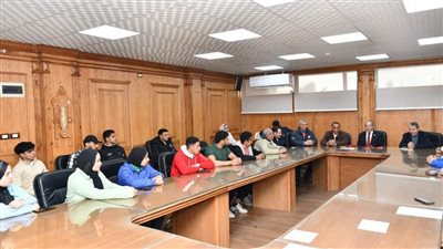 جامعة قناة السويس تكرم أبطال منافسات مصارعة الذراعين وتهنئ الفائزين