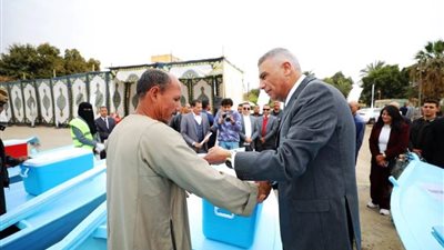 محافظ أسوان ونائب وزير الخارجية وسفير الكويت بالقاهرة يشهدون تسليم 26 مركب صيد