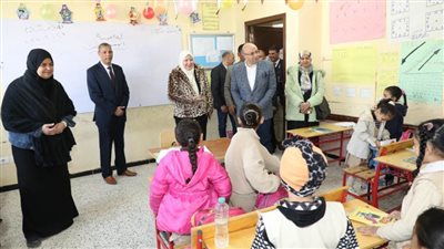 محافظ بني سويف يتفقد انتظام الدراسة خلال زيارته لمدرسة أهناسيا للتعليم الأساسي