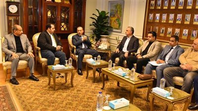 محافظ أسيوط يلتقي مساعد وزير الصحة للمشروعات القومية