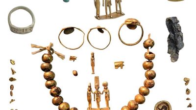 عاجل.. الكشف عن مجموعة من التمائم والحلي الفرعونية بمعابد الكرنك