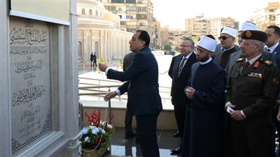 بالصور.. رئيس الوزراء يفتتح مسجد 