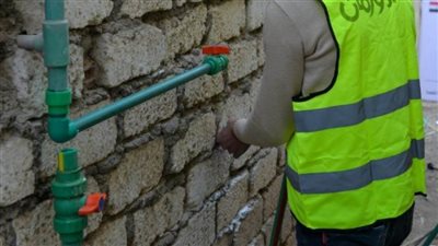 تركيب 8542 وصلة مياه مجانية للأسر الأولى بالرعاية بقرى بني سويف