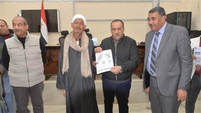 محافظ أسيوط يسلم 120 نموذج 