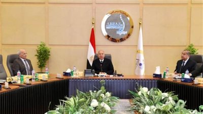 وزير النقل يترأس اجتماع الجمعية العامة للشركة القابضة لمشروعات الطرق والكباري والنقل البري