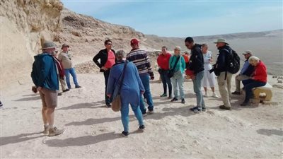 أفواج سياحية من 12 دولة تزور المناطق الأثرية بالمنيا.. والمحافظ: خطة شاملة لدعم السياحة وتطوير البنية التحتية