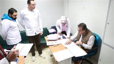  وزير الصحة في زيارة مفاجئة لمركزي طب أسرة في الأسمرات
