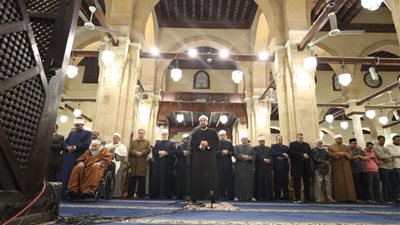 آلالاف يؤدون صلاتي العشاء والتراويح بالجامع الأزهر في ثاني ليالي رمضان