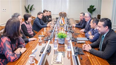 رئيس اقتصادية قناة السويس يُوقع مشروعين جديدين بالقنطرة غرب الصناعية لصناعات المنسوجات 