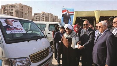 لحظة تسليم الميكروباصات الجديدة ضمن مبادرة لاحلال سيارات البيك أب