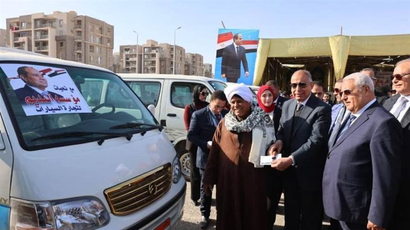 محافظ المنيا خلال