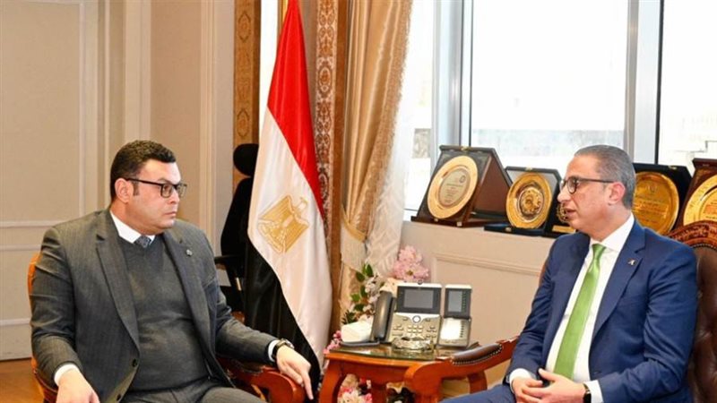 وزير الإسكان ومحافظ